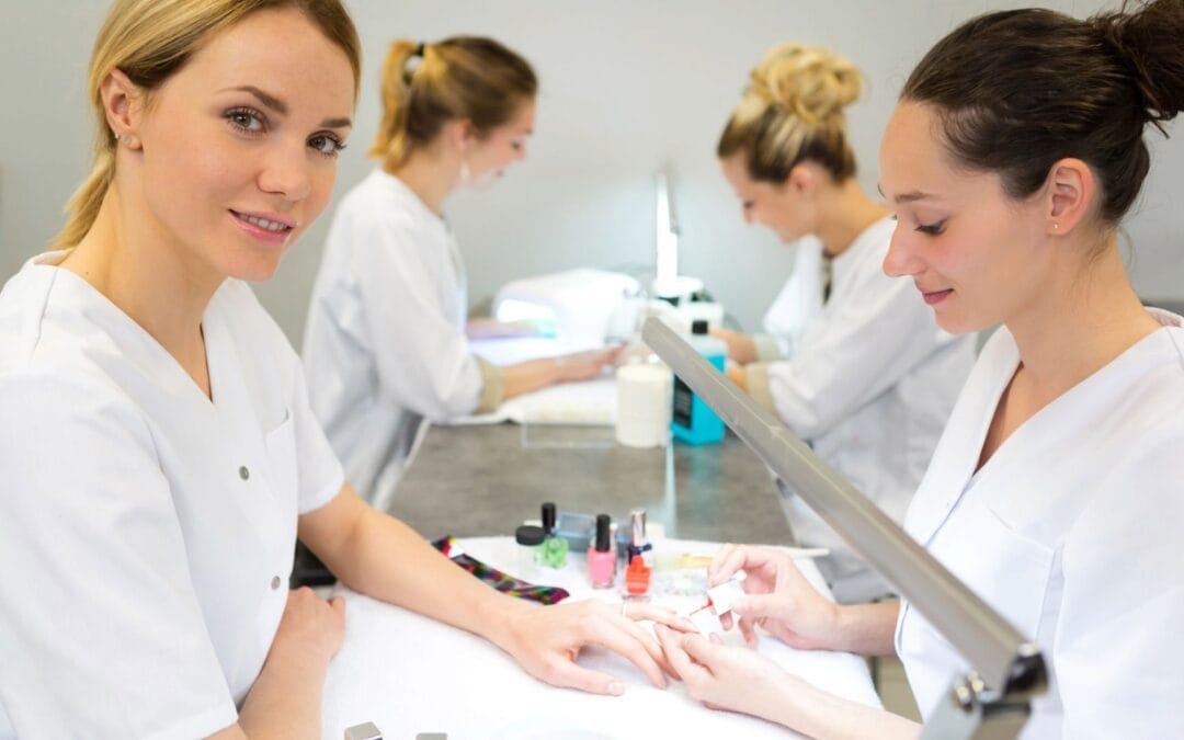 Cursos de Uñas en Barcelona: Técnica Especialista en Uñas para Empezar a Trabajar en el Sector