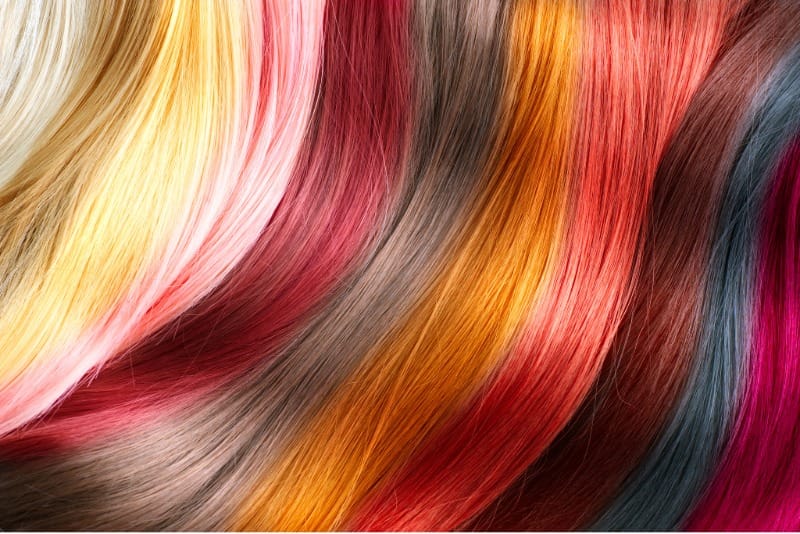 Los 10 tintes que más duran y cuidan el cabello Mechones de cabello en tonos rubios, rosas, rojos, castaños y azules